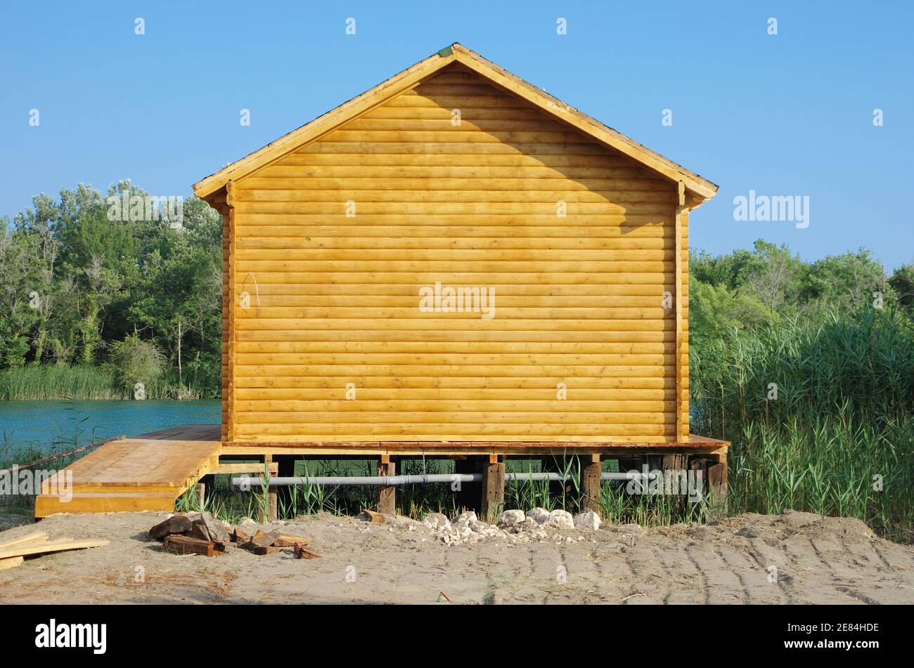 Holzhaus gegen blauen Himmel Stockfoto
