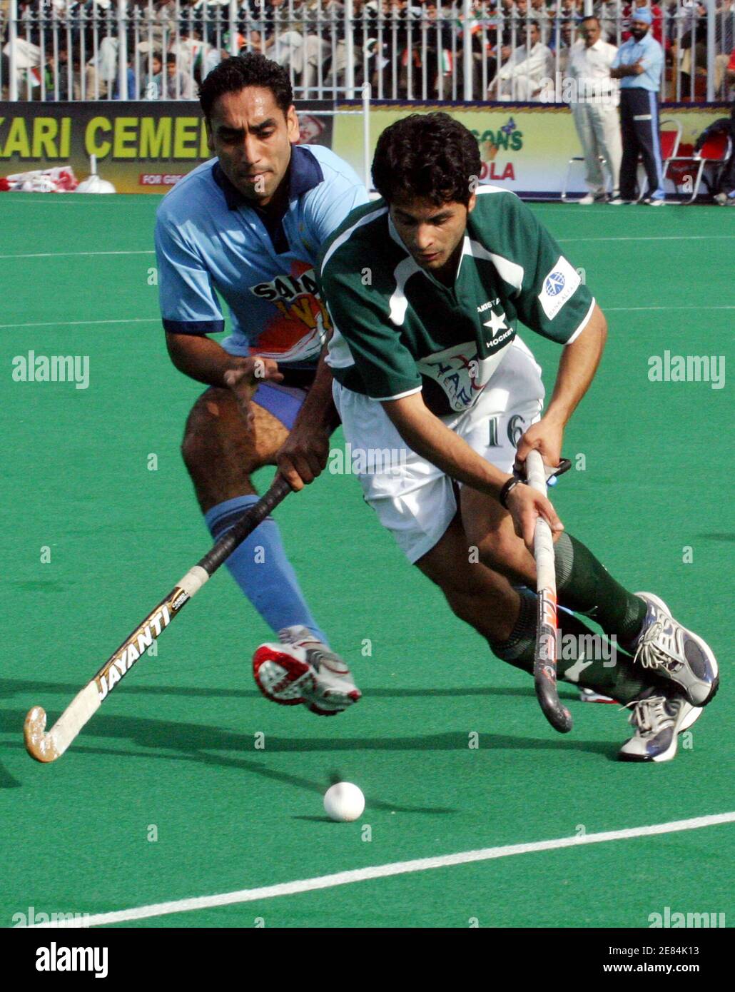 Pakistanischer Hockeyspieler Imran Khan (R) und indischen Spieler Tebir Kampf um den Ball während der sechste und letzte Feldhockey-Testspiel zwischen Pakistan und Indien im Armee-Hockey-Stadion in Rawalpindi 26. Februar 2006. Das Spiel endete mit einem Remis, als Pakistan die sechs-Match Serie 3: 1 gewonnen.     REUTERS/Faisal Mahmood Stockfoto