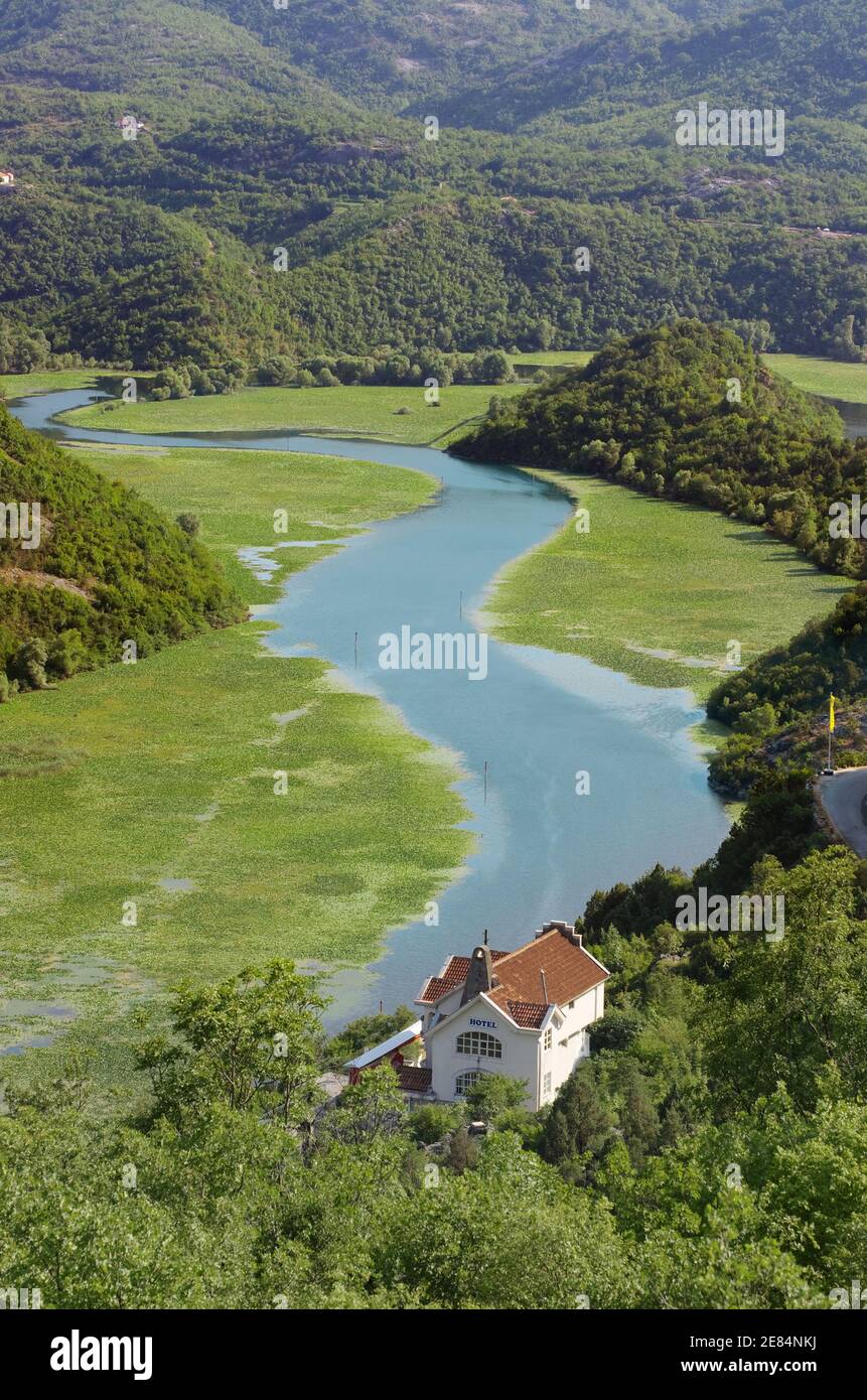 Der gewundene Kanal des Flusses Crnojevica im Skadar-Nationalpark, Montenegro Stockfoto