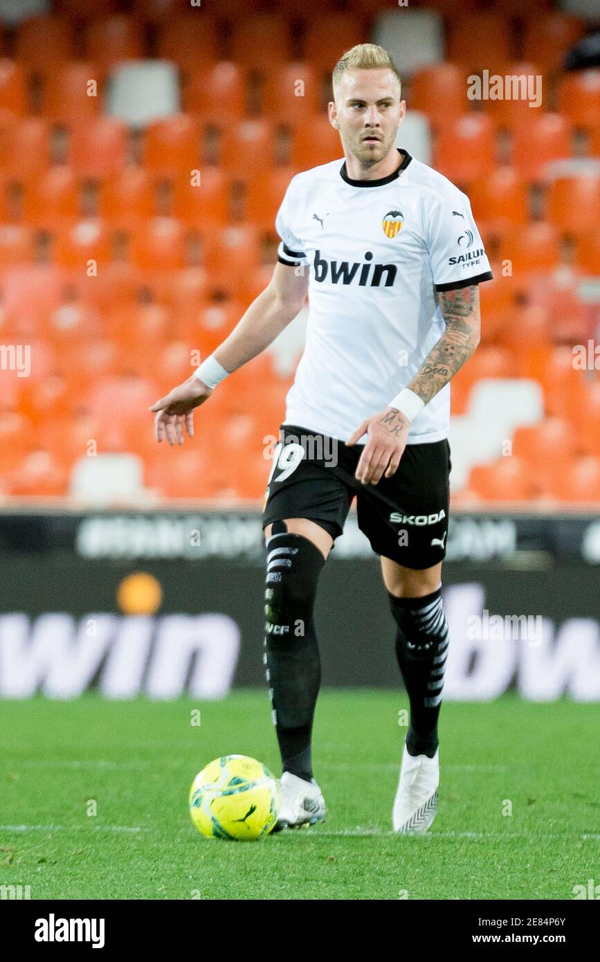 Uros Racic von Valencia beim spanischen Fußballspiel La Liga zwischen Valencia und Elche im Mestalla-Stadion in Aktion.(Endstand; Valencia 1:0 Elche) Stockfoto