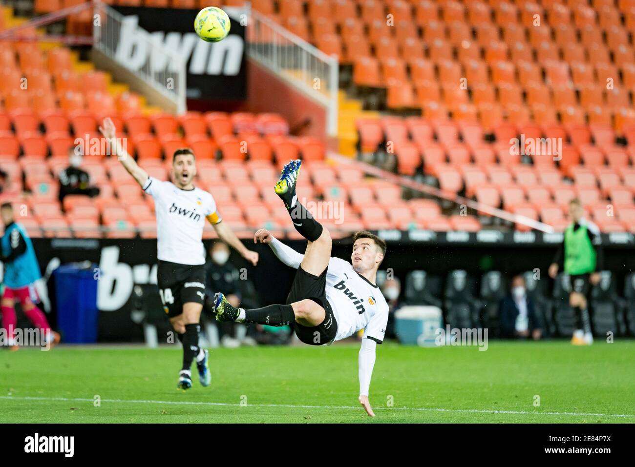 Jose Gaya, Hugo Guillamon aus Valencia werden während des spanischen Fußballspiels La Liga zwischen Valencia und Elche im Mestalla-Stadion in Aktion gesehen.(Endstand; Valencia 1:0 Elche) Stockfoto