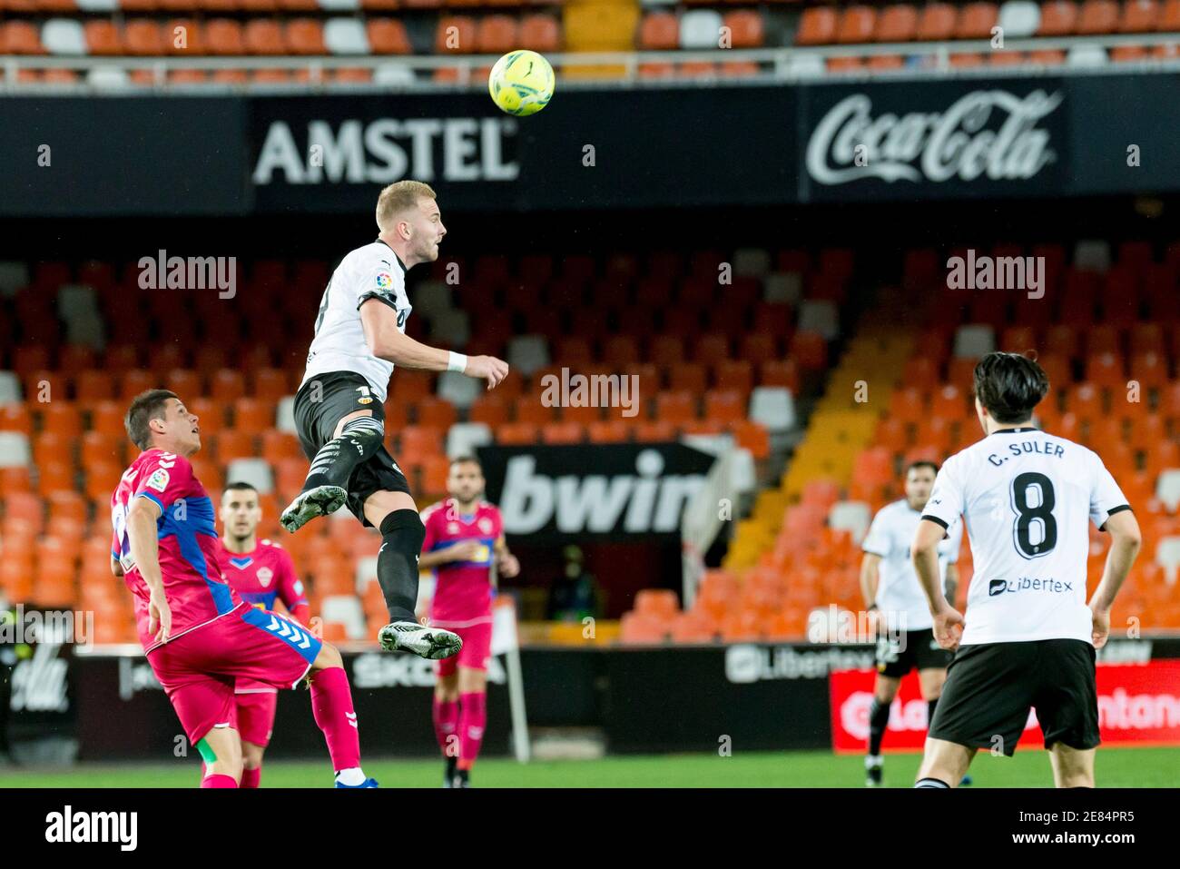 Uros Racic, Carlos Soler aus Valencia und Guido Carrillo aus Elche werden während des spanischen Fußballspiels La Liga zwischen Valencia und Elche im Mestalla-Stadion in Aktion gesehen.(Endstand: Valencia 1:0 Elche) Stockfoto