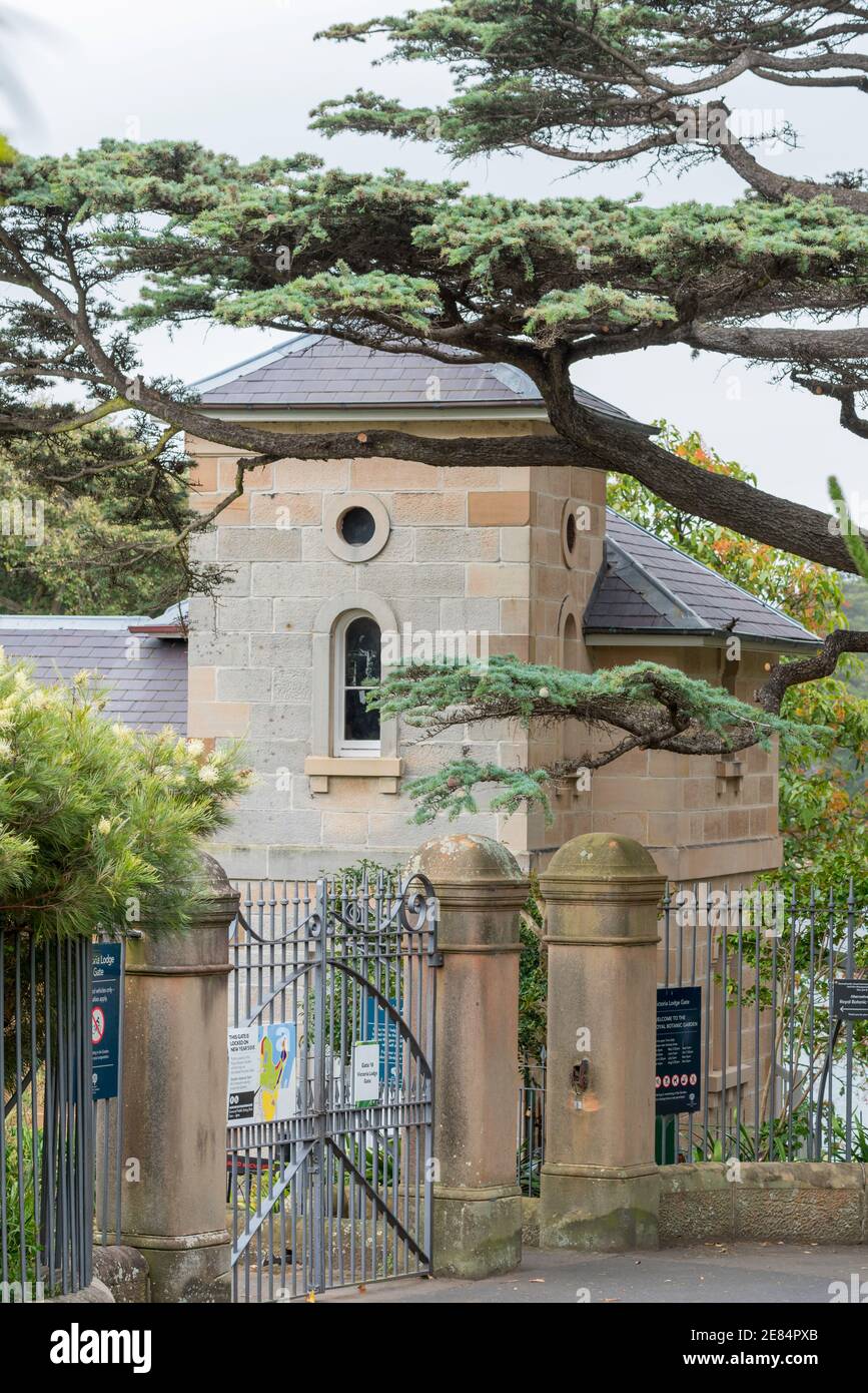 Die Victoria Lodge in den Royal Botanic Gardens Sydney, Australien wurde 1865 aus lokalem Sandstein- und Schieferdach erbaut und 1897 erweitert Stockfoto