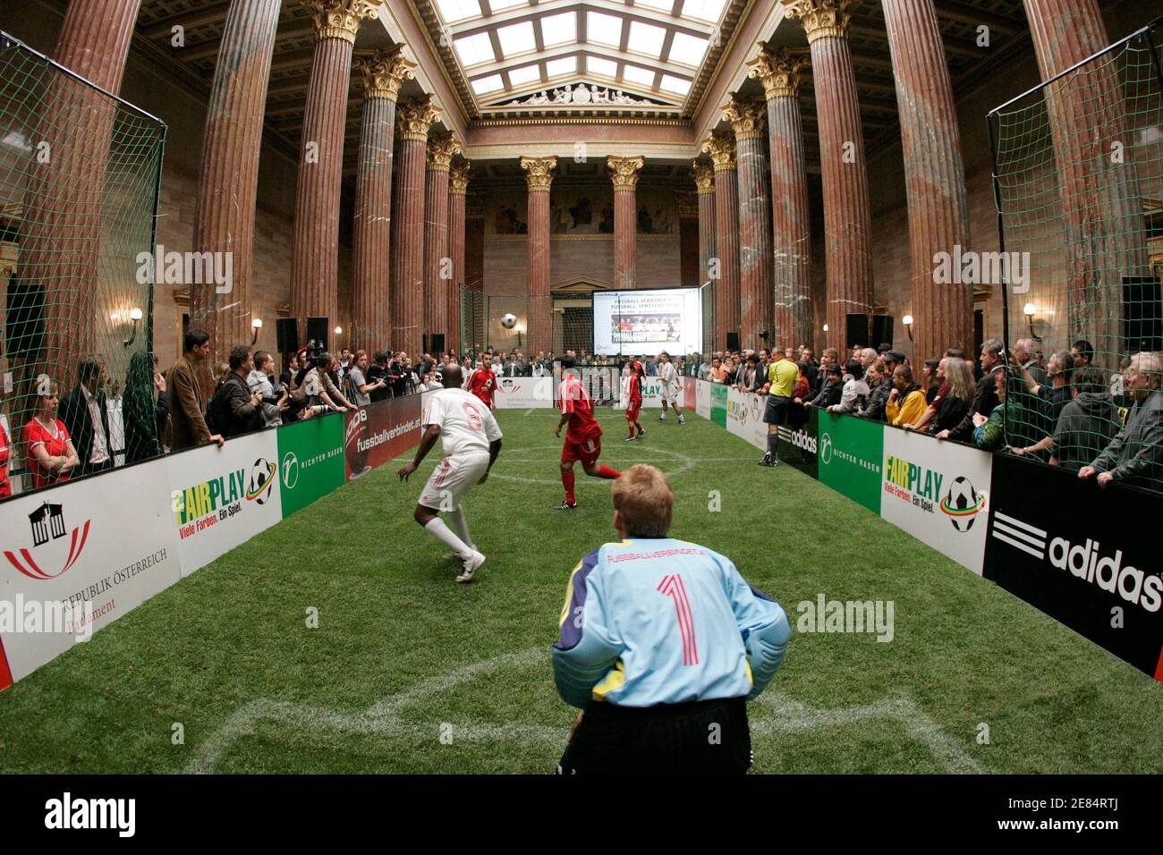 Fußball-Spieler der verschiedenen ethnischen Gruppen, die in Österreich Leben spielen ein Spiel während einer Veranstaltung gegen Rassismus in der Säulenhalle des Hauses des Parlaments in Wien 20. Mai 2008.    REUTERS/Herwig Prammer (Österreich) Stockfoto