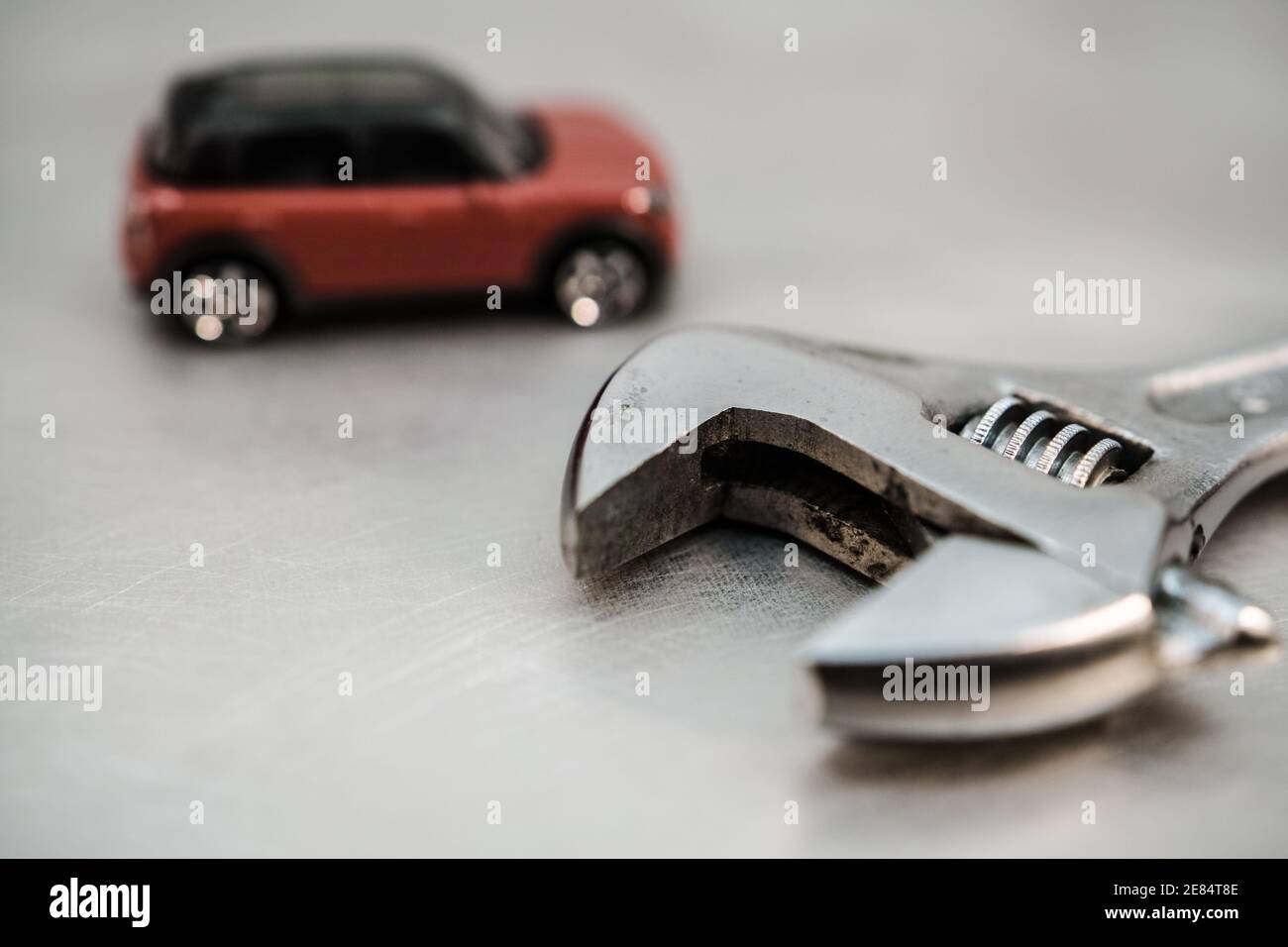 Mini-Auto neben einem Schraubenschlüssel. Stockfoto