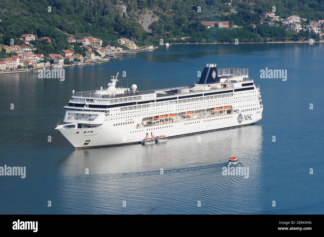 Kotor, Montenegro - 18. Juli 2013: Hochansicht MSC Armonia Kreuzfahrtschiff vor Anker in der Bucht von Kotor. Das MS MSC Armonia Kreuzfahrtschiff wurde 2001 als MS gebaut Stockfoto
