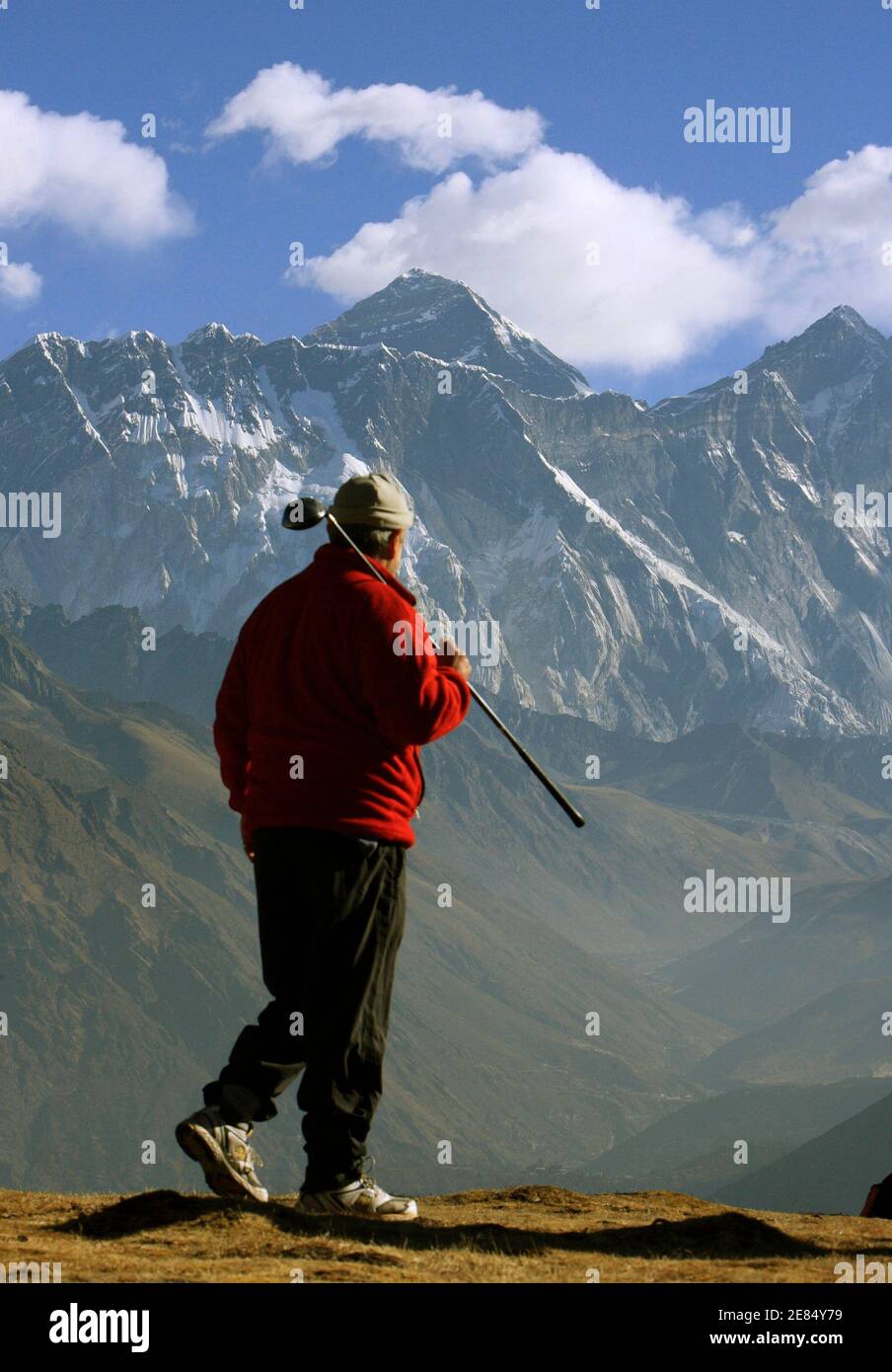 Ein Golfer bewundert den Blick vom Namche Bazar am 5. März 2009 auf den Mount Everest, den höchsten Gipfel der Welt mit 8,848 Metern (29,029 ft). REUTERS/Gopal Chitrakar (NEPAL) Stockfoto