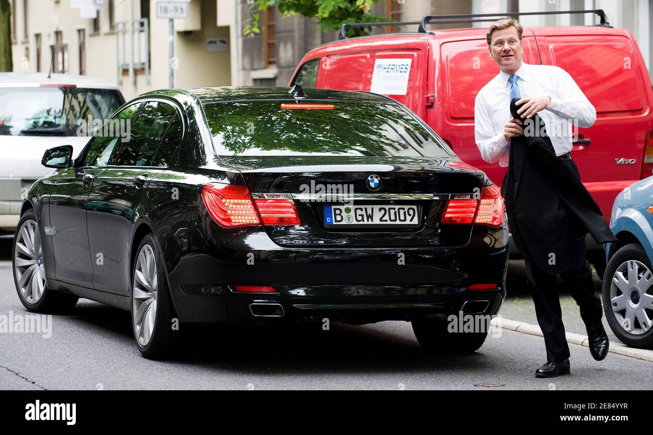 Parteivorsitzend der Freien Demokratischen Partei (FDP) Guido Westerwelle nähert sich seinem Auto, nachdem er bei den Europawahlen in einem Bonner Gemeindeamt am 7. Juni 2009 seine Stimme abgegeben hat. REUTERS/KNA-BILD/KIRSTEN NEUMANN (BUNDESTAGSWAHL) Stockfoto
