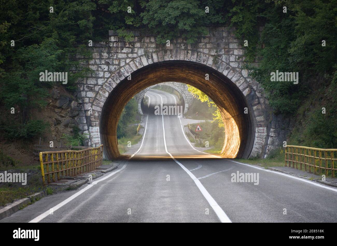 Straße in den Tunnel, Serbien Stockfoto