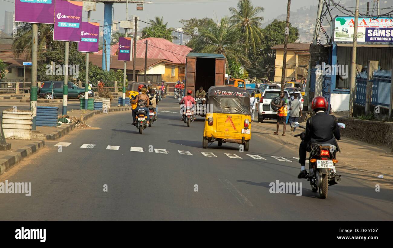 Freetown Sierra Leone Geschäftsbereich Verkehr. Westafrika eine Nation mit extremer Armut. Überfüllte Häuser, Geschäfte und Straßen. Tropisch. Stockfoto