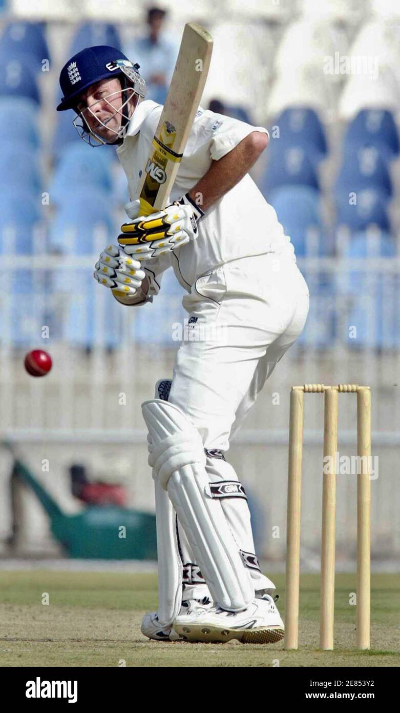 Englands Marcus Trescothick spielt ein Schuss während dem Warm up Match gegen Pakistan in Rawalpindi 31. Oktober 2005. England spielen drei Tests und fünf One-Day Internationals in Pakistan. Der erste Test beginnt am 12. November in Multan. REUTERS/Faisal Mahmood Stockfoto