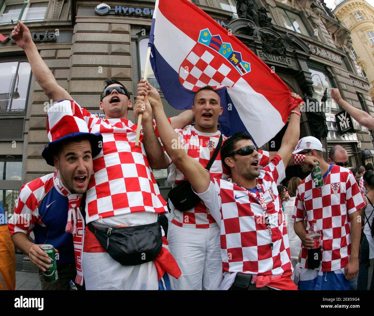 Kroatien-Fans feiern vor der Euro 2008 Fußballspiel zwischen Kroatien und der Türkei am Stephansplatz-Platz in Wien 20. Juni 2008.  REUTERS/Herwig Prammer (Österreich) Stockfoto