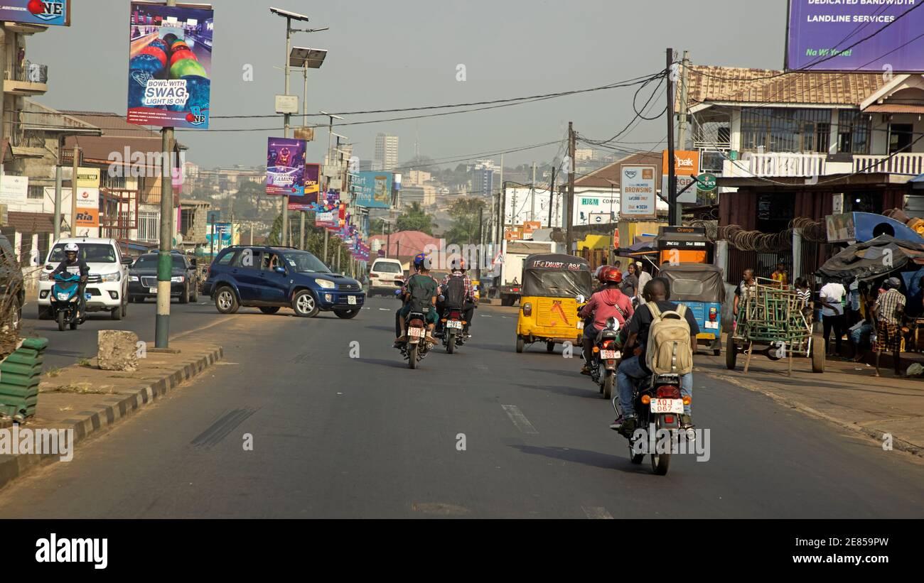 Freetown Sierra Leone Geschäftsbereich Verkehr. Westafrika eine Nation mit extremer Armut. Überfüllte Häuser, Geschäfte und Straßen. Tropisch. Stockfoto