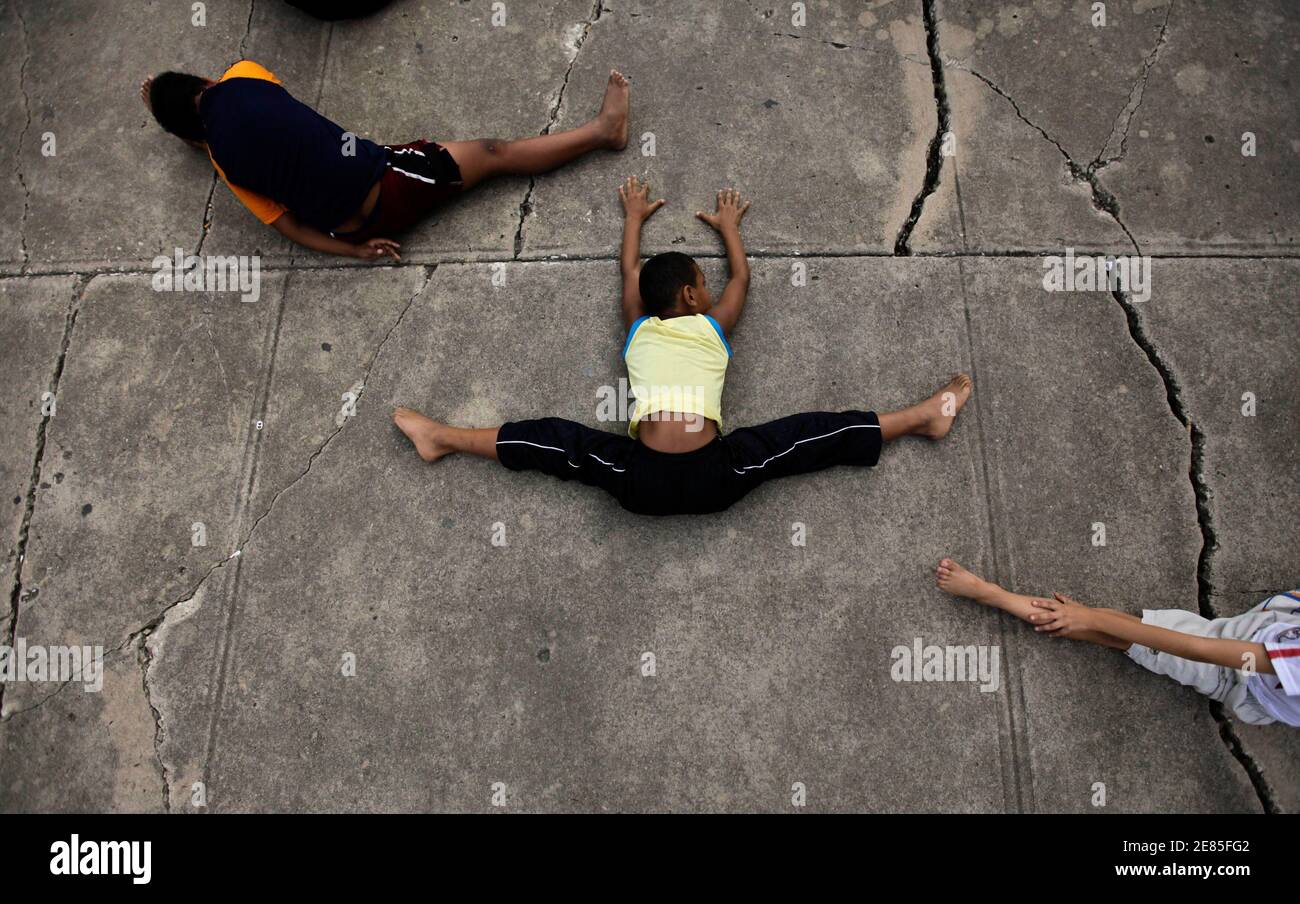 Kinder dehnen, bevor eine Taekwondo-Ausstellung in Sagua La Grande, Provinz Villaclara in Zentralkuba, ca. 350 km (217 Meilen) von Havanna 21. Februar 2010.    REUTERS/Desmond Boylan (Kuba - Tags: Gesellschaft SPORT TAEKWONDO) Stockfoto
