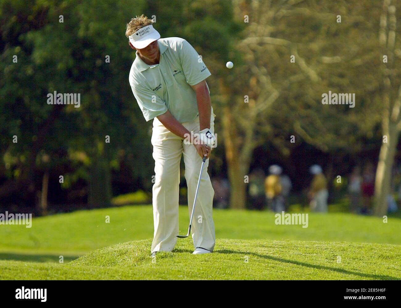 Großbritanniens Darren Clarke spielt einen Schuss auf das 18. Loch in der zweiten Runde der $ 4 Millionen Sun City Golf Challenge in Sun City, Südafrika 2. Dezember 2005. Clarke wurde bei sieben unter Abs. REUTERS/Juda Ngwenya Stockfoto