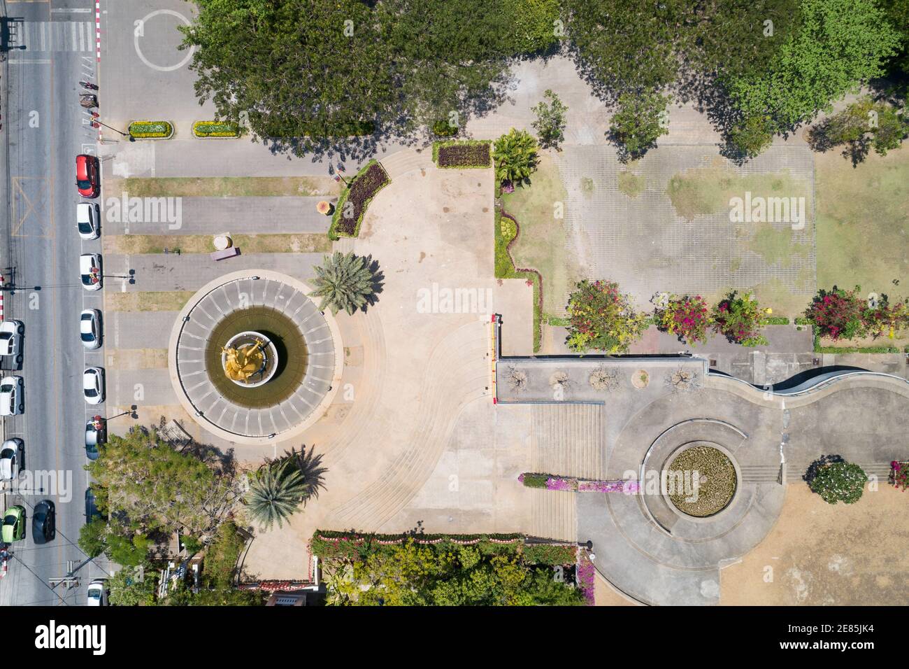 Draufsicht Luftaufnahme von fliegender Drohne eines Stadtparks mit Stadtpark Gartenarbeit Draufsicht. Stockfoto