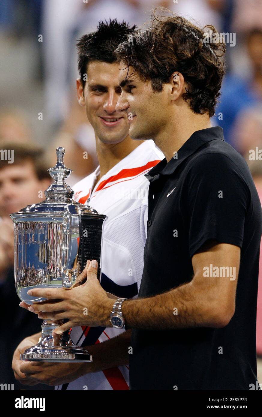Roger Federer der Switzerland (R) steht mit Novak Djokovic Serbien während  der Preisverleihung nach Federer der Herren Finale der US Open  Tennisturnier in Flushing Meadows, New York, 9. September 2007 gewann.  REUTERS/Mike