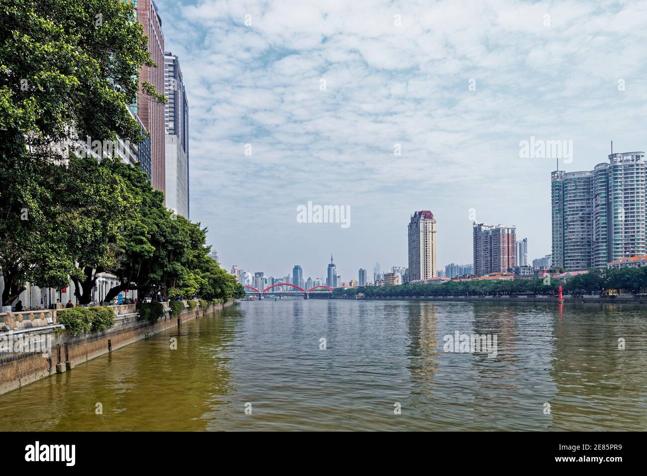 Stadtlandschaft in guangzhou am Flussufer Tagesreflexionen von Wolkenkratzern Stockfoto