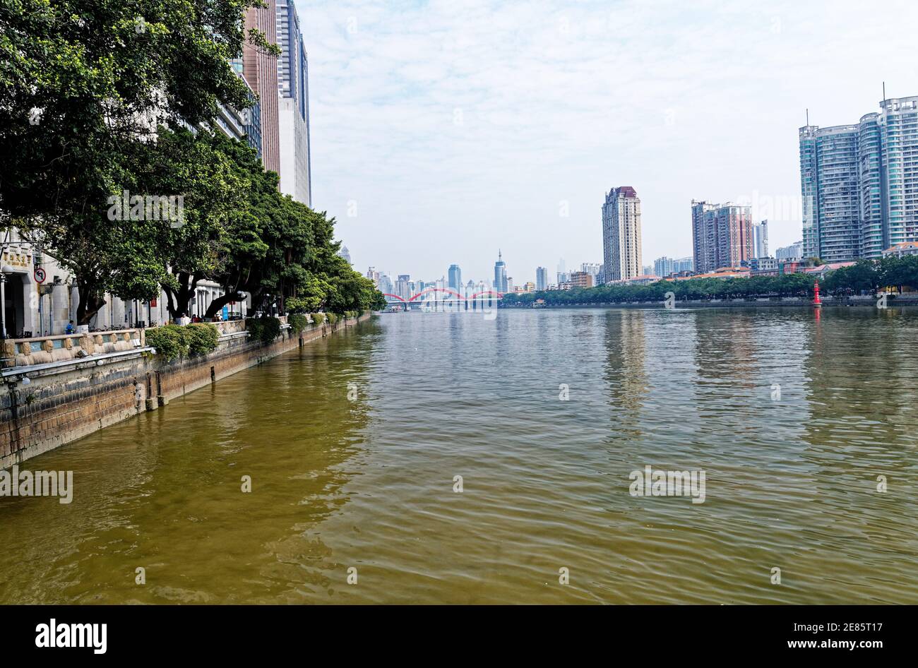 Stadtlandschaft in guangzhou am Flussufer Tagesreflexionen von Wolkenkratzern Stockfoto