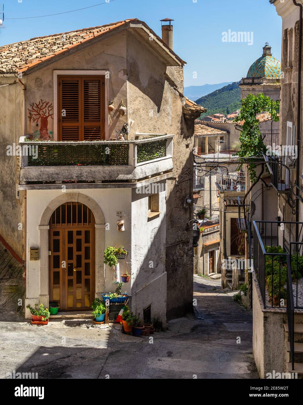 Typische schmale Straße in Morano Calabro, eines der am besten erhaltenen mittelalterlichen Dörfer der Region Kalabrien, Italien Stockfoto