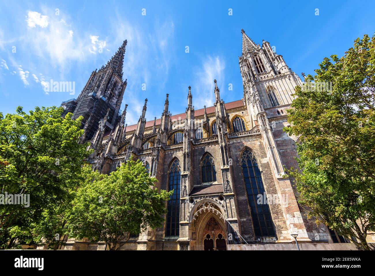 Ulmer Münster oder Ulmer Dom, Panorama der verzierten gotischen Kirche außen, Deutschland. Es ist ein berühmtes Wahrzeichen von Ulm. Landschaft des mittelalterlichen europäischen A Stockfoto