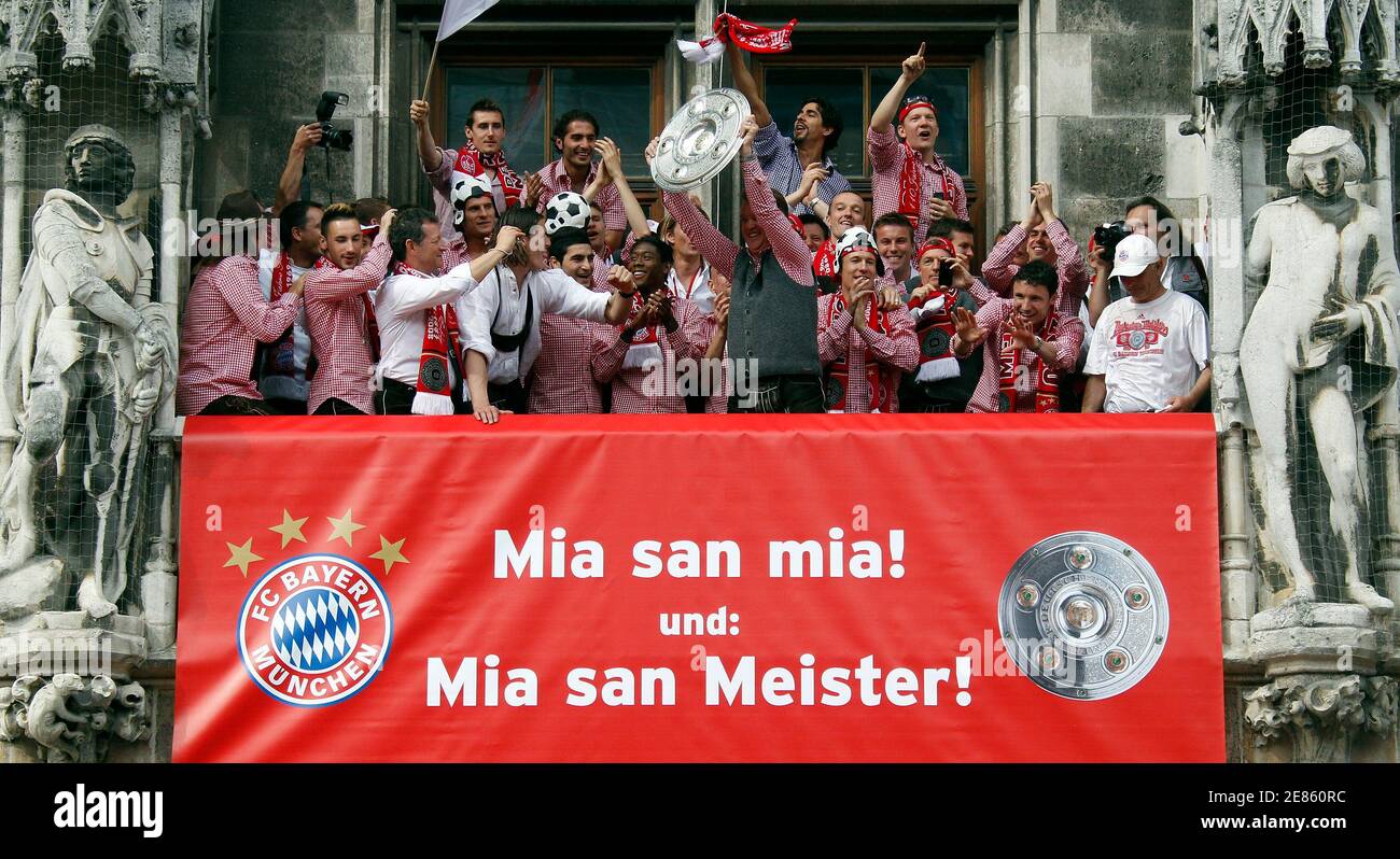 Bayern Trainer Louis van Gaal hält die deutsche Fußball-Meisterschale im  Rahmen eines Empfangs auf dem Balkon des Münchner Rathauses 9. Mai 2010.  Bayern München gewann die deutsche Meisterschaft für einen Datensatz 22.