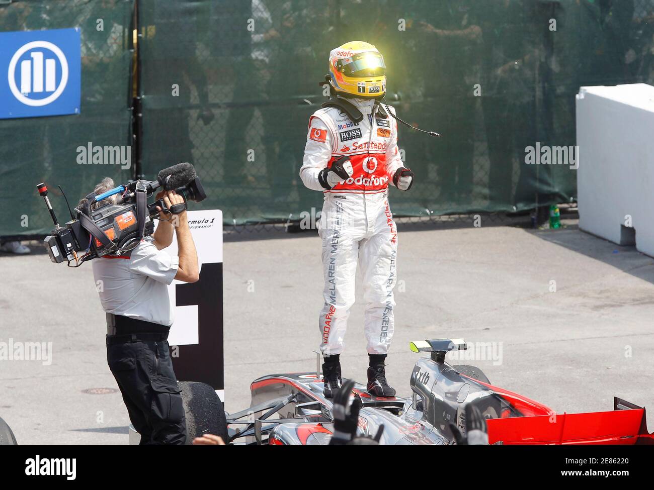 McLaren Formel-1-Pilot Lewis Hamilton aus Großbritannien feiert nach dem Gewinn des Canadian F1 Grand Prix in Montreal am 13. Juni 2010. REUTERS/Chris Wattie (KANADA - Tags: SPORT-MOTORSPORT) Stockfoto