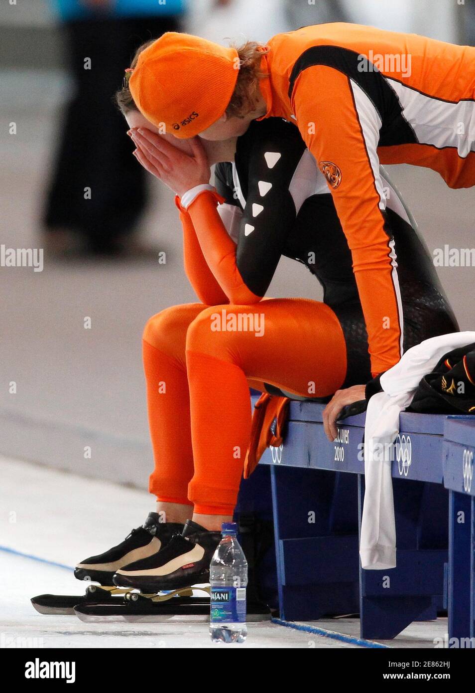 Ireen Wust aus den Niederlanden wird von Teamkollege Renate Groenewold nach  dem 3000-Meter-Eisschnelllauf der Frauen beim Richmond Olympic Oval während  der Olympischen Winterspiele 2010 in Vancouver am 14. Februar 2010  getröstet. REUTERS/Jerry