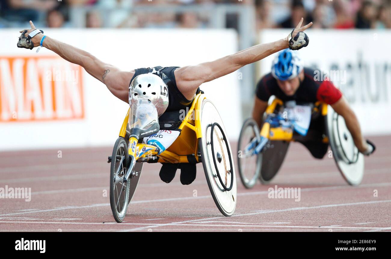 Der Schweizer Marcel Hug reagiert darauf, nachdem er beim IAAF Diamond League Athletics Meeting im Stade de la Pontaise in Lausanne am 8. Juli 2010 den 1500 Meter-Wheeelchair-Wettbewerb für Männer gewonnen hat. REUTERS/Valentin Flauraud (SCHWEIZ - Tags: SPORT LEICHTATHLETIK) Stockfoto
