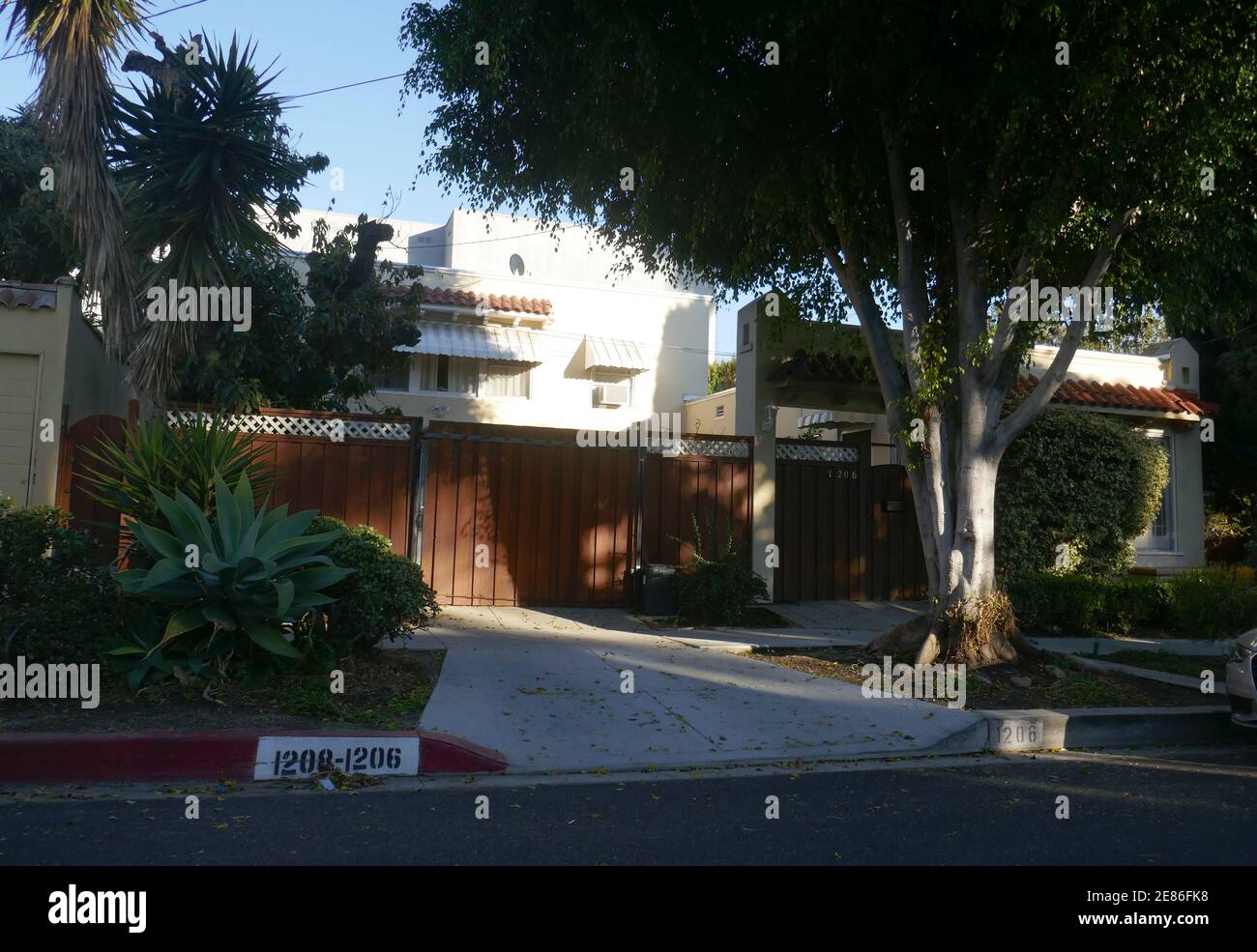 Los Angeles, Kalifornien, USA 30. Januar 2021 EIN allgemeiner Blick auf die Atmosphäre von G. William Oakleys ehemaligem Apartment/Haus in der N. Spaulding Avenue 1206 in Los Angeles, Kalifornien, USA. Foto von Barry King/Alamy Stockfoto Stockfoto