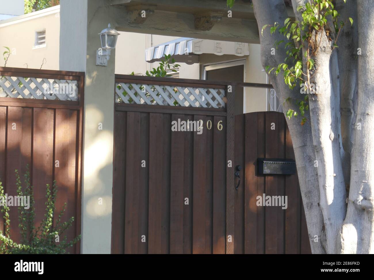 Los Angeles, Kalifornien, USA 30. Januar 2021 EIN allgemeiner Blick auf die Atmosphäre von G. William Oakleys ehemaligem Apartment/Haus in der N. Spaulding Avenue 1206 in Los Angeles, Kalifornien, USA. Foto von Barry King/Alamy Stockfoto Stockfoto
