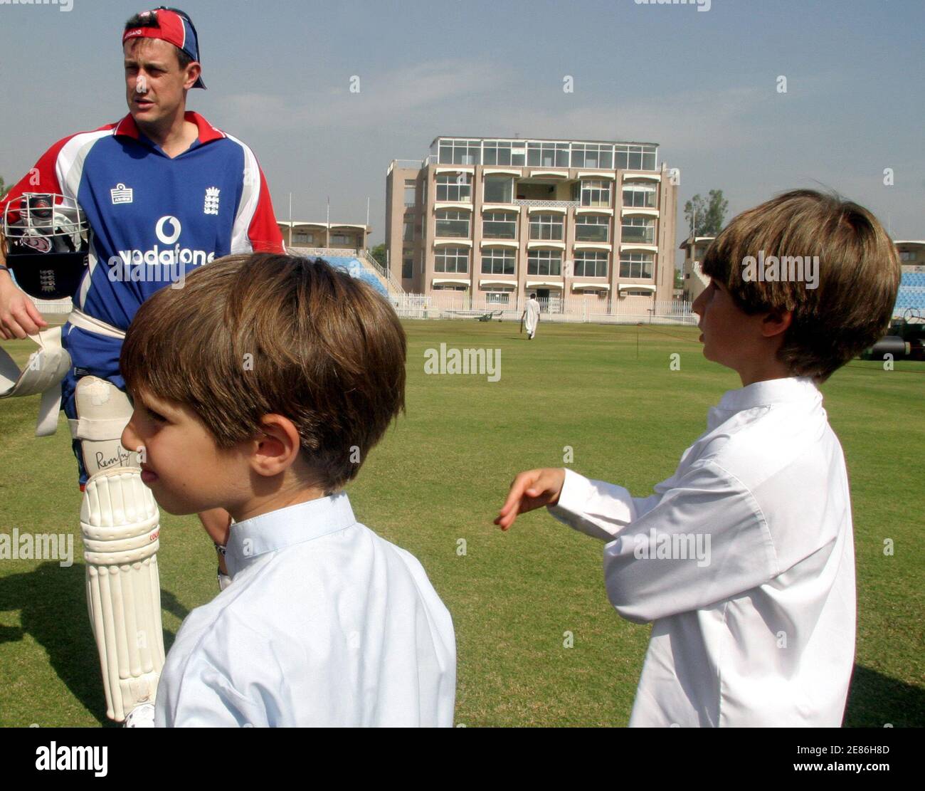 Qasim Khan (L) und Suleiman Khan (R), die Söhne von Pakistans ehemaliger Cricketspieler Imran Khan, Blick auf England Cricketer Ashley Giles während einer Übung in Rawalpindi, 28. Oktober 2005. REUTERS/Faisal Mahmood Stockfoto