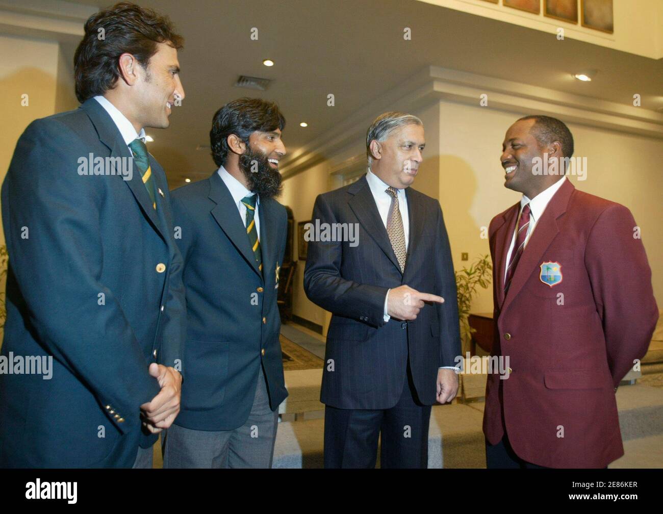 Pakistans Premierminister Shaukat Aziz (2. R) plaudert mit Cricketers, West Indies Kapitän Brian Lara (R), Pakistans Mohammad Yousuf (2 L) und Khan Younis, im Rahmen eines Empfangs im Premierminister House in Islamabad 2. Dezember 2006.  REUTERS/Faisal Mahmood (PAKISTAN) Stockfoto
