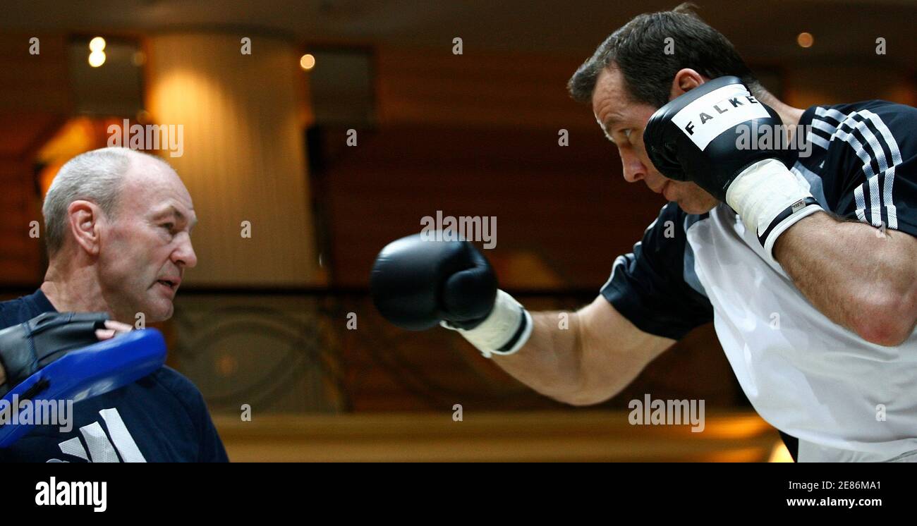 Der deutsche Leichtgewicht-Boxer Henry Maske (R) übt mit seinem Trainer  Manfred Wolke während eines Medientrainings in München am 21. März 2007.  Maske wird am 31. März 2007 in München gegen den US-Boxmeister