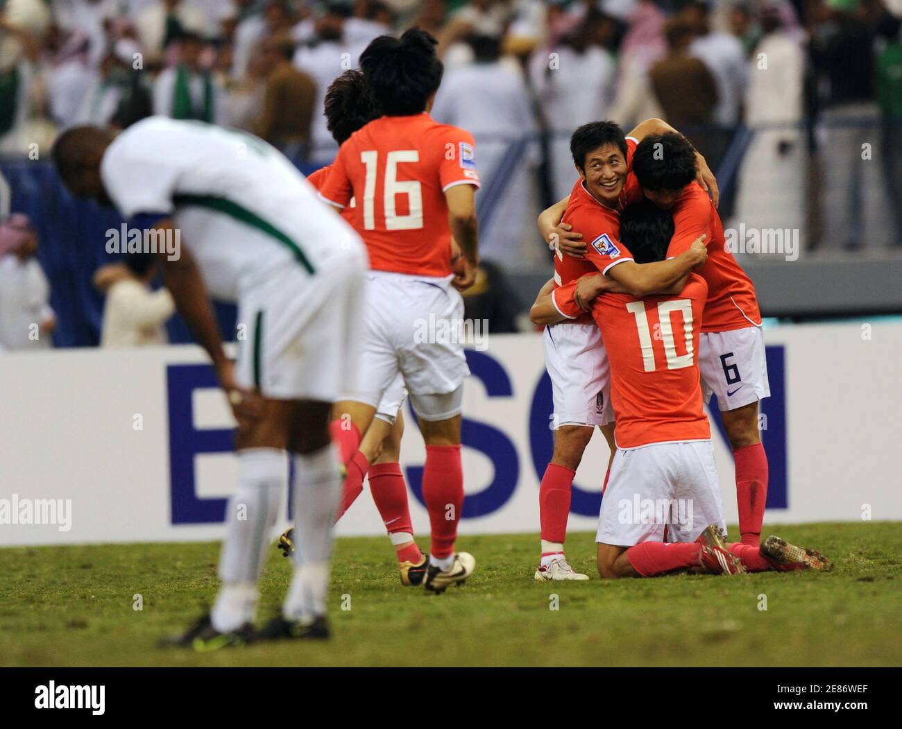Südkoreanische Spieler reagieren nach einem Treffer gegen Saudi-Arabien während ihres WM-Qualifikationsspiels in Riad am 19. November 2008. REUTERS/Fahad Shadeed (SAUDI-ARABIEN) Stockfoto