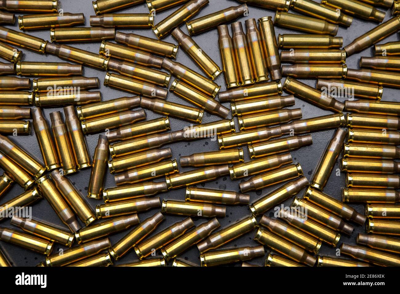 Hintergrund von leeren gebrauchten Munitionskoffern. Militärischer Hintergrund für Poster oder Postkarte. Stockfoto