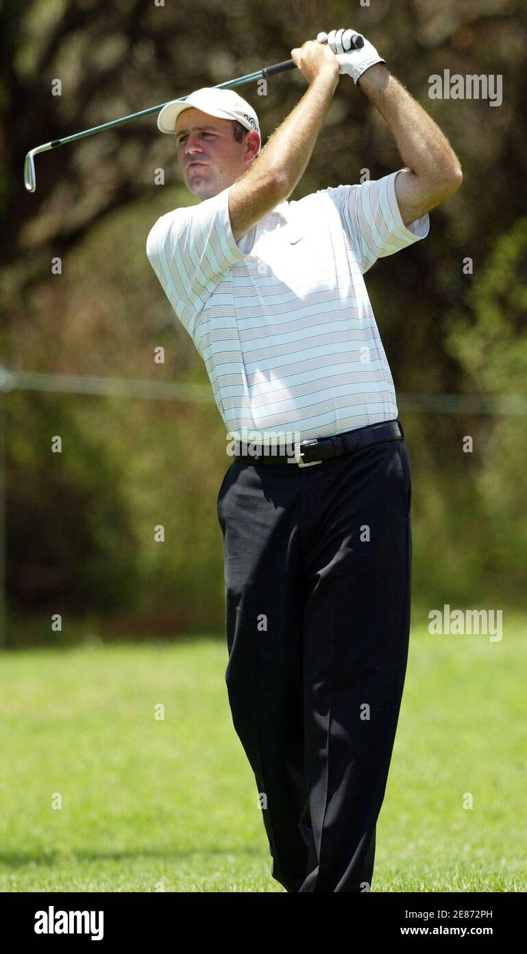 Stewart Cink der USA spielt eine Aufnahme während des ersten Tages der $ 4 Millionen Sun City Golf Challenge in Sun City, westlich von Johannesburg in Südafrika 1. Dezember 2005. Cink fertig in einem über 73. REUTERS/Juda Ngwenya Stockfoto