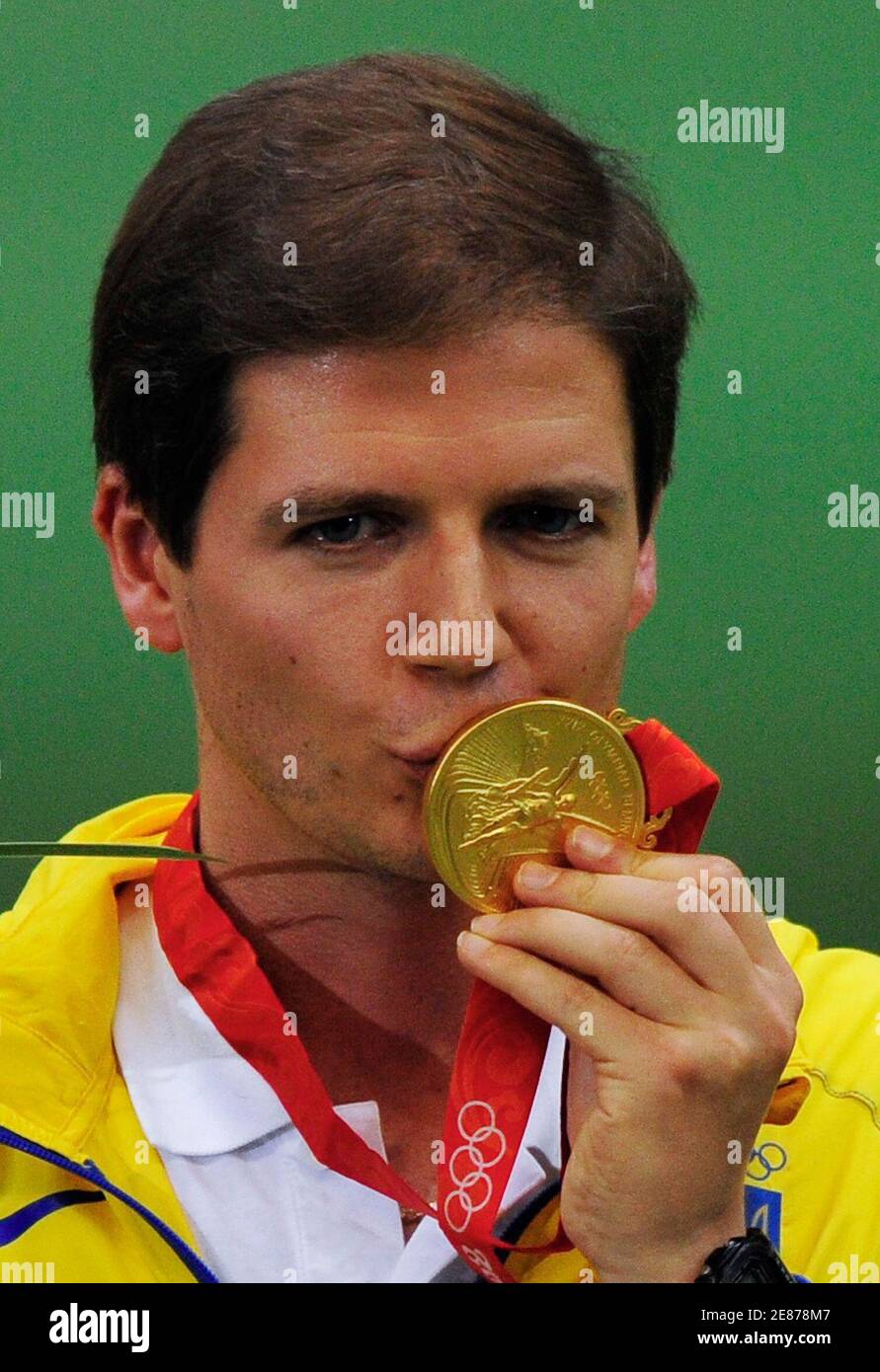 Oleksandr Petriv der Ukraine küsst seine Goldmedaille auf dem Podium nach dem Sieg in der Männer 25m Schnellfeuerpistole Finale bei der Beijing 2008 Olympischen Spiele August 16, 2008. REUTERS/Desmond Boylan (CHINA) Stockfoto