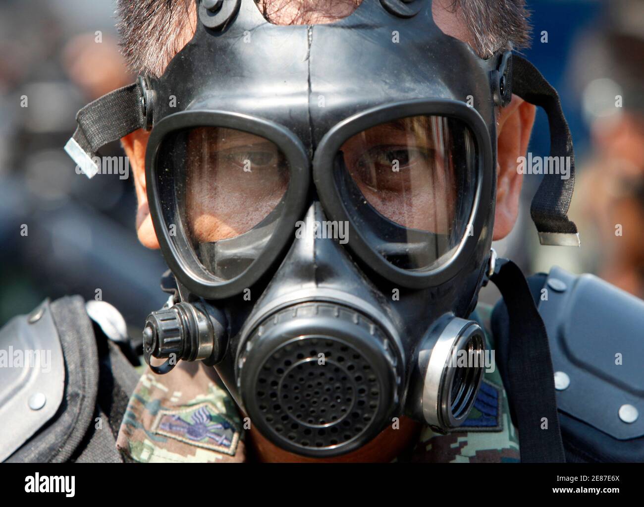 Headshot Man Wearing Gas Mask Stockfotos und -bilder Kaufen - Alamy