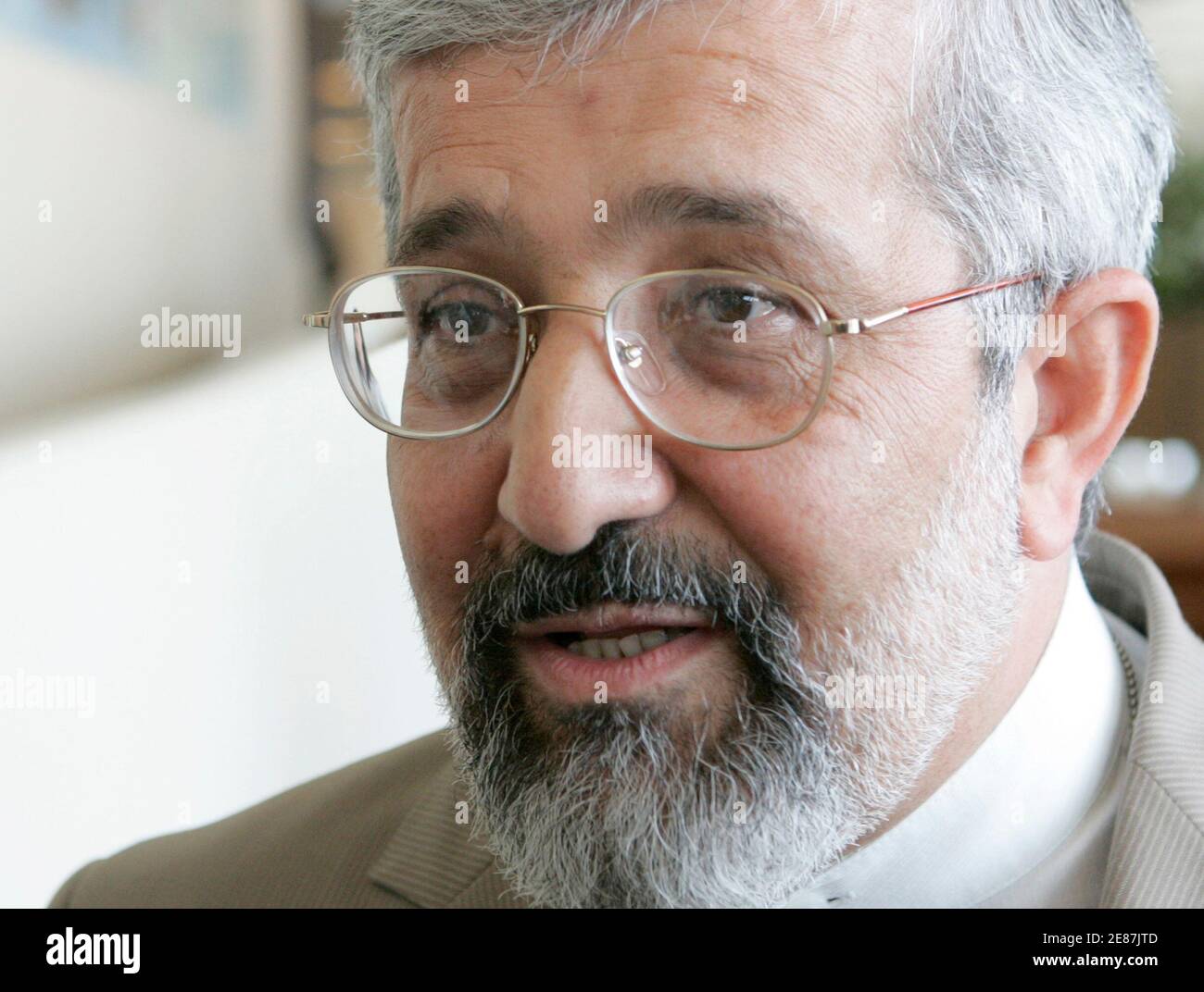 Ali Asghar Soltanieh, Botschafter der Internationalen Atomenergiebehörde Irans (IAEA), spricht mit Journalisten während einer Sitzung des Gouverneursrates der IAEA am 13. Juni 2007 in Wien. Die UN-Atomaufwachung glaubt, dass der Iran bis zum Jahresende 8,000 Zentrifugen betreiben könnte, die Uran anreichern, was ein erhebliches Risiko für Atombomben darstellt, sagen Diplomaten, obwohl nicht jeder damit einverstanden ist. REUTERS/Herwig Prammer (ÖSTERREICH) Stockfoto