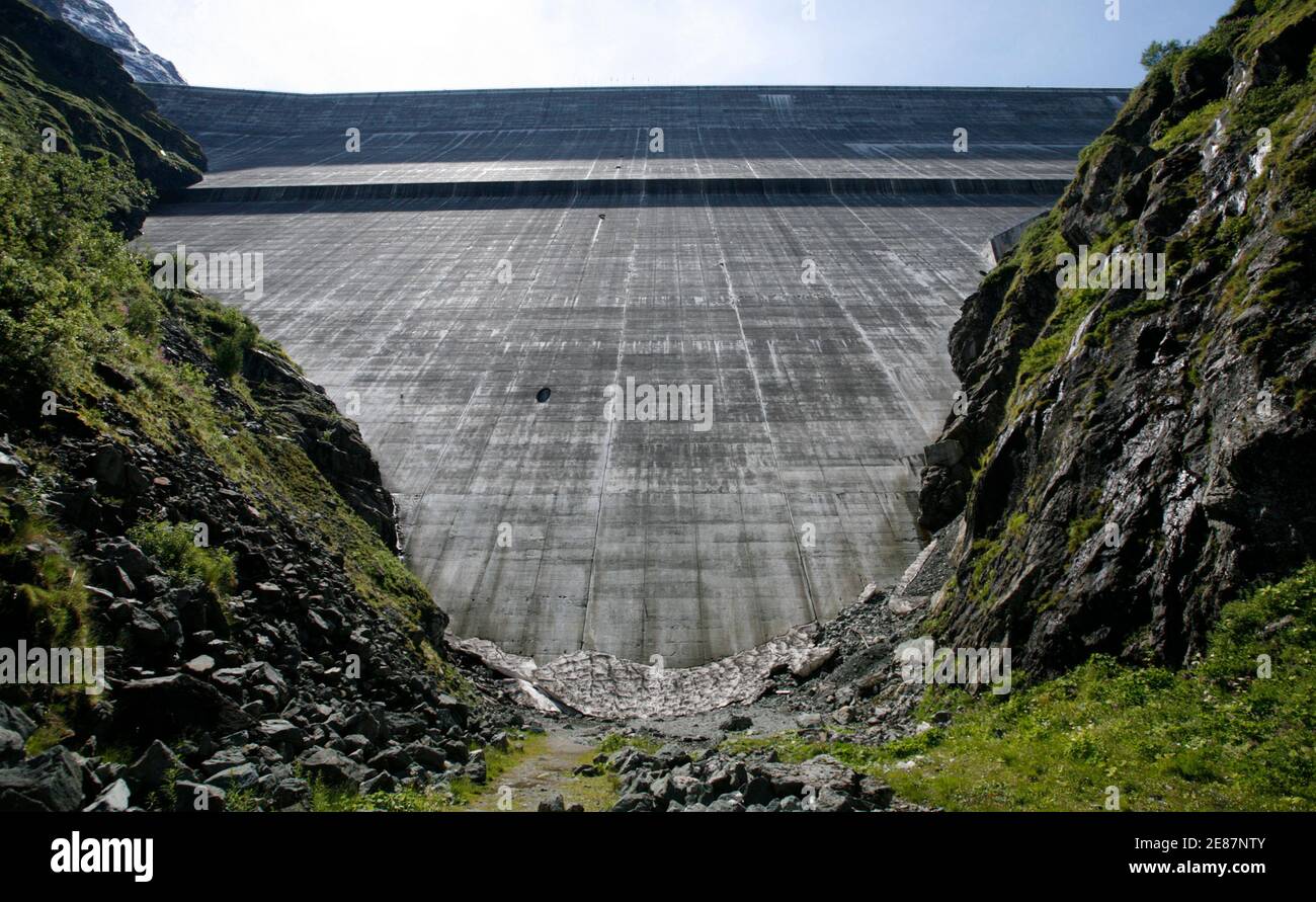 Die Staumauer von Grande Dixence ist mit dem Lac des Dix im Pralong in der  Nähe von Sion in der Südschweiz 16. August 2008 abgebildet.  Hydroelektrische Energie entfallen etwa 58 % der