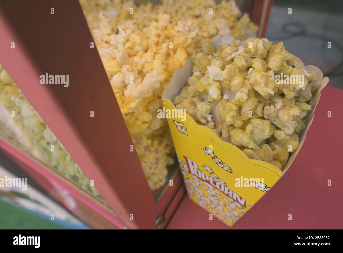 Köstliche Popcorn in Box mit Popcorn Text angezeigt und platziert Auf Popcorn Stand bereit zu verkaufen Stockfoto