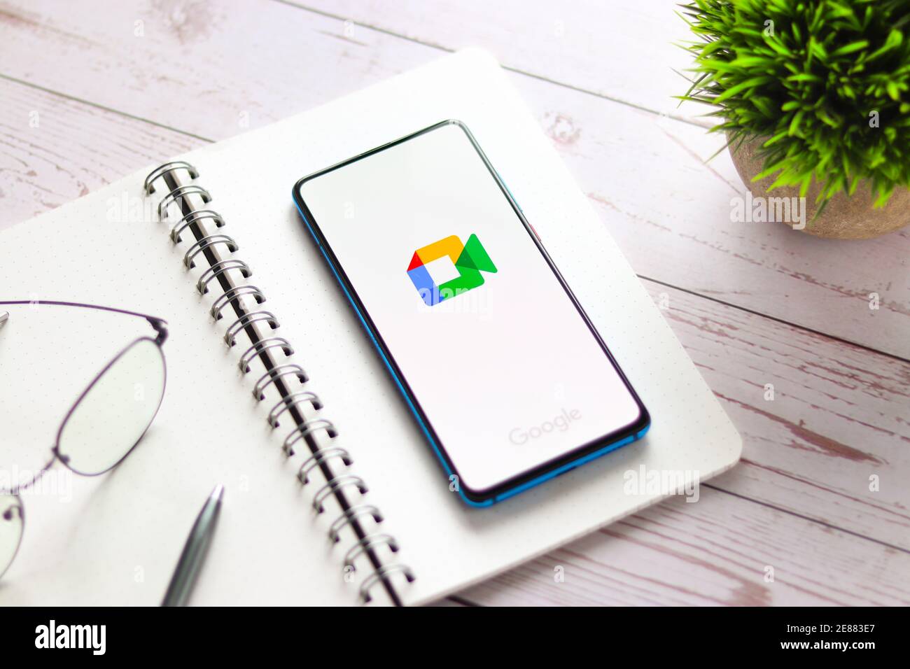 Assam, indien - Januar 31, 2021 : Google meet Logo auf Handy-Bildschirm Stock Bild. Stockfoto
