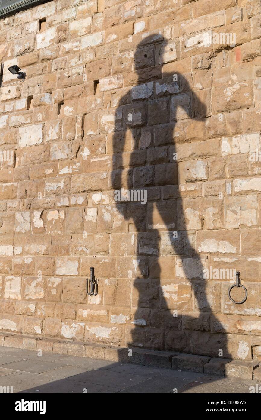 Florenz, Italien Schatten der Nachbildung der David-Statue Michelangelos vor dem Palazzo Vecchio Stockfoto