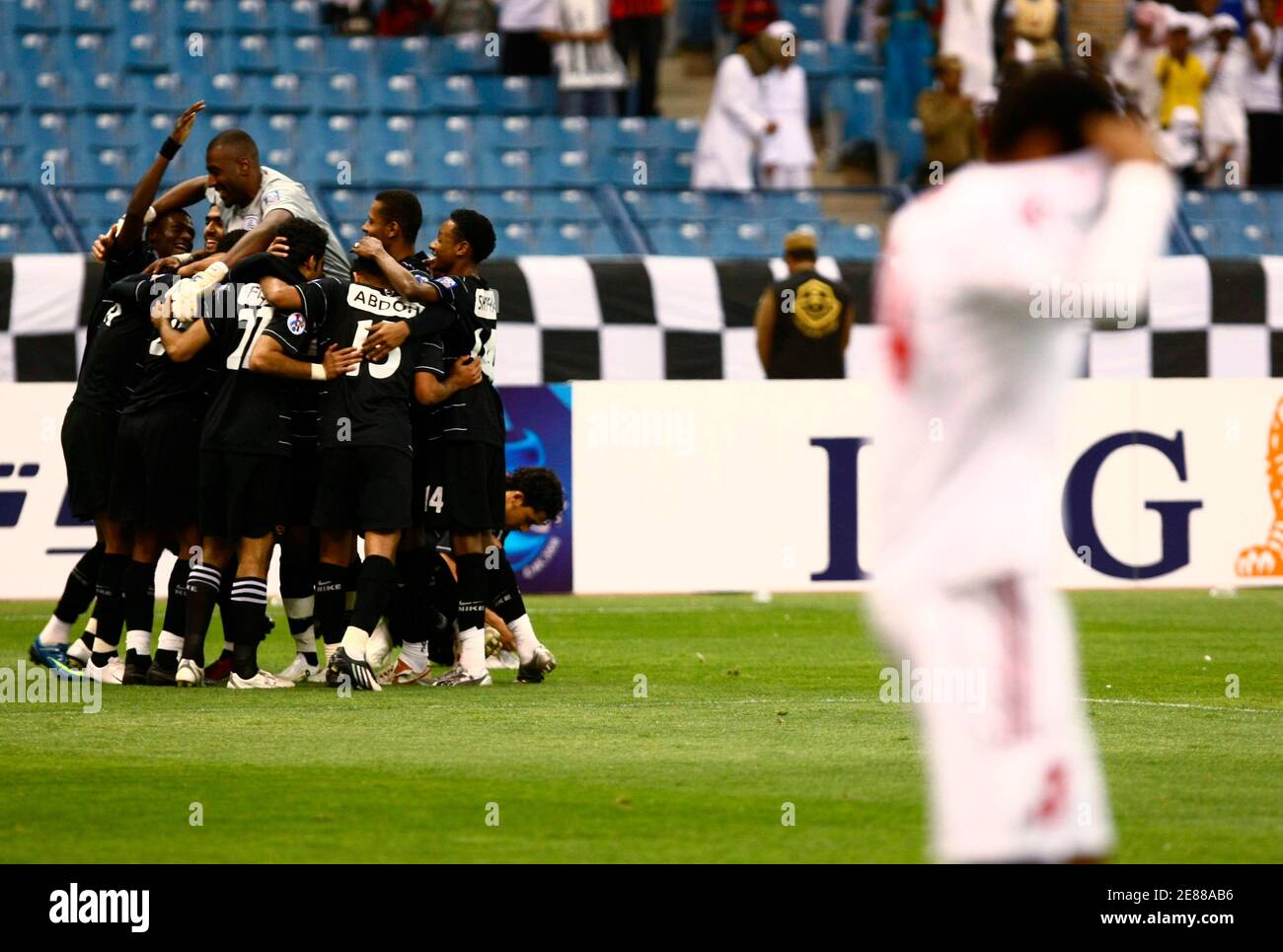 Saudi Arabien Al-Shabab Spieler feiern ein Tor gegen die Vereinigten Arabischen Emirate Al Sharjah während ihrer AFC Champions League-Fußballspiel in Riad 21. April 2009.  REUTERS/Fahad Shadeed (Saudi-Arabien-SPORT-Fußball) Stockfoto