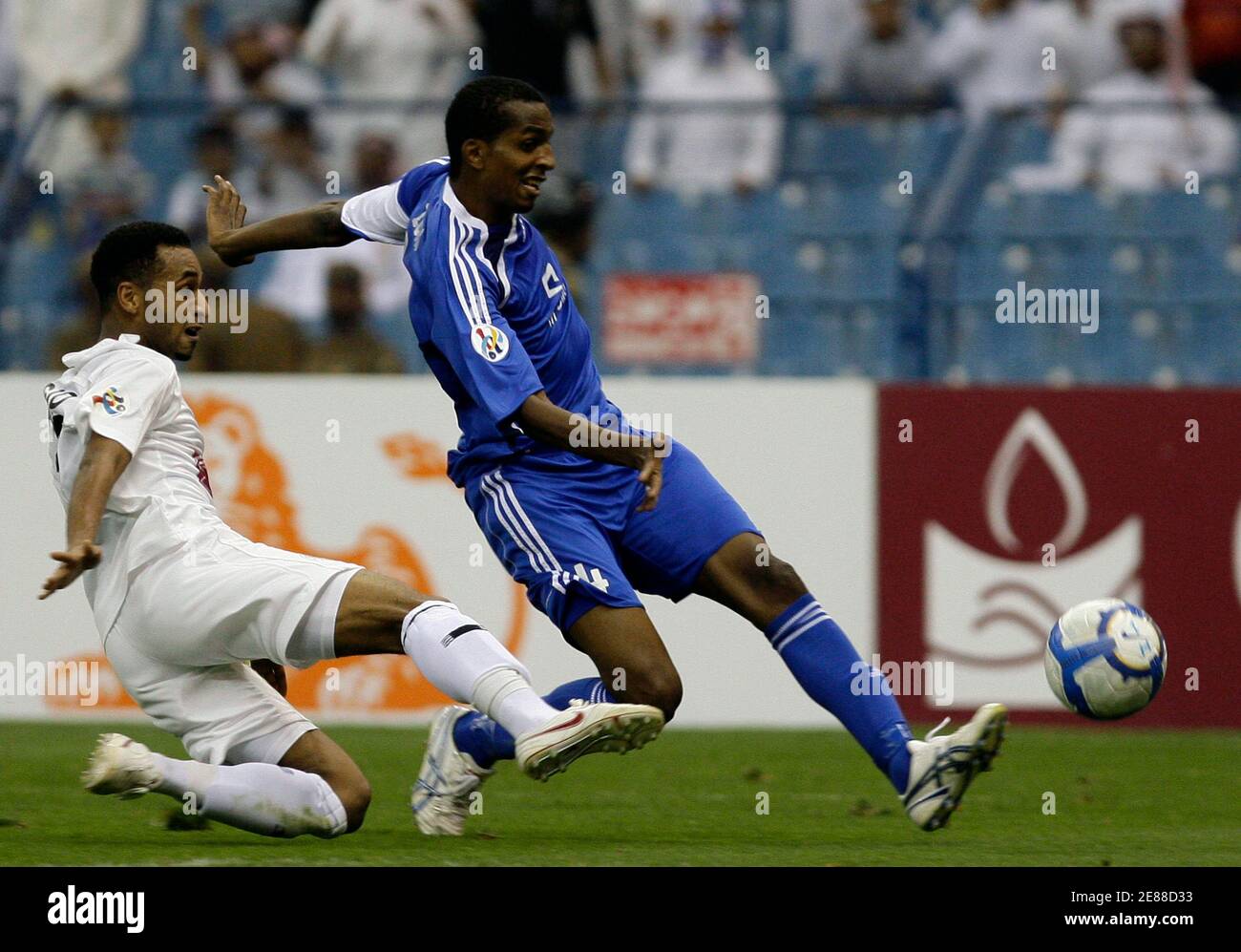 Saudi Al-Hilals Abdullah Alzori (R) kämpft mit Qatar Al Sadd Majed Mohammed während ihres AFC Champions League Spiels im King Fahad Stadion in Riad am 13. April 2010 um den Ball. REUTERS/Fahad Shadeed (SAUDI-ARABIEN - Tags: FUSSBALL) Stockfoto