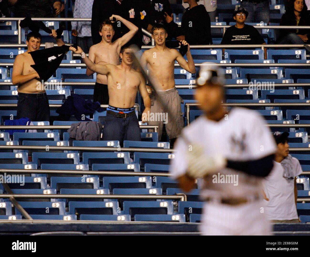 Fans Cheer New York Yankees Stockfotos Und Bilder Kaufen Alamy