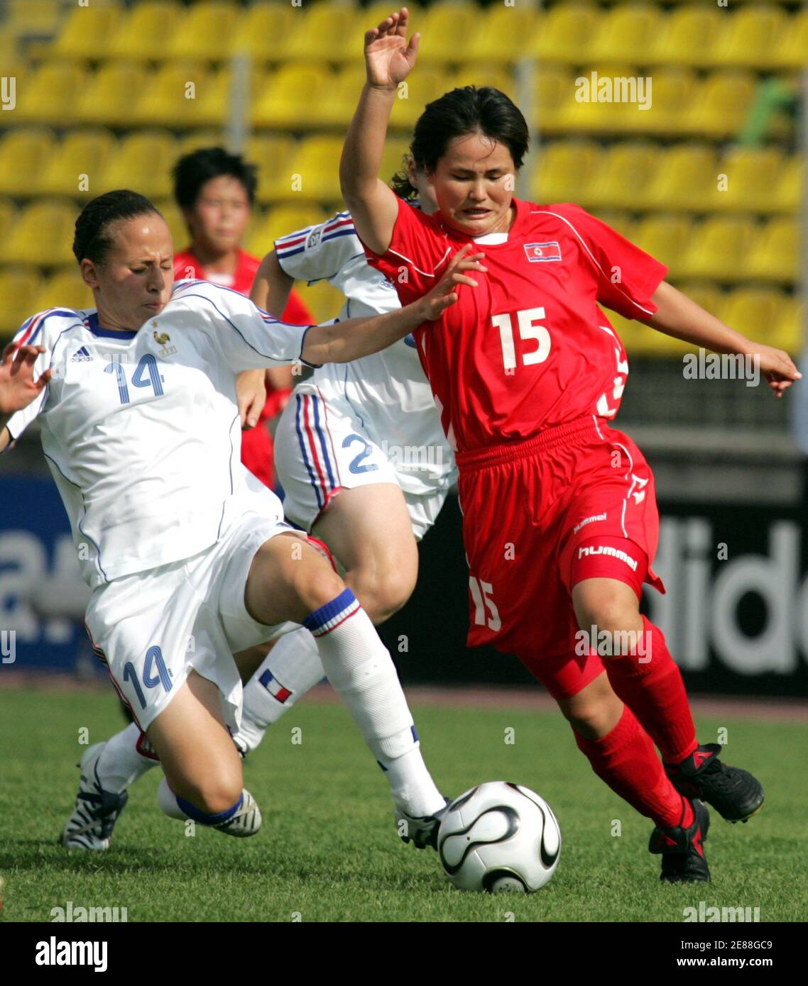 Kil Son Hui Aus Nordkorea R Und Ines Dhaou Aus Frankreich L Kampfen Wahrend Ihres Fifa U Frauen Viertelfinale Fussballmatches In St Petersburg Am 27 August 06 Um Den Ball Reuters Alexander Demiantschuk Russland Stockfotografie