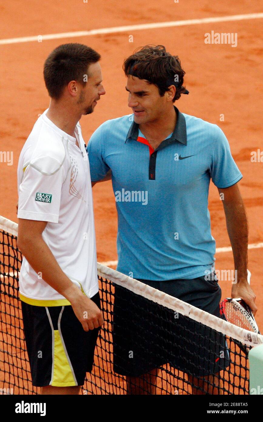 Roger Federer Switzerland (R) schüttelt Hände mit Robin Söderling aus  Schweden gewann das Herren Finale bei den French Open Tennis-Turnier in  Roland Garros in Paris 7. Juni 2009. REUTERS/Benoit Tessier (Frankreich  SPORT