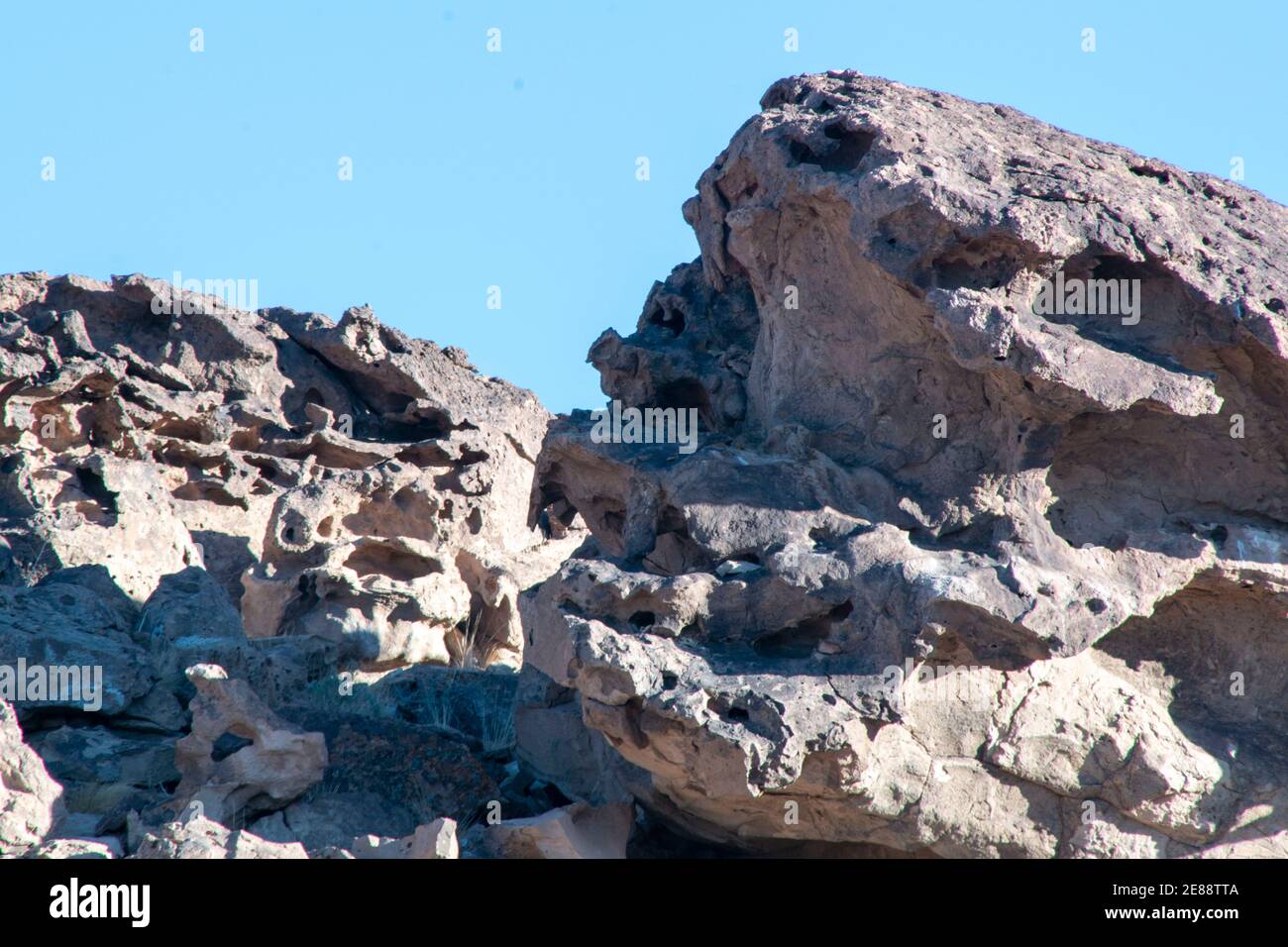 Die vulkanischen Tablelands liegen nördlich von Bishop im Inyo County, CA, USA. Sie sind ein großartiger Ort zum Campen und bieten einen atemberaubenden Blick auf die Sierra Nevada. Stockfoto